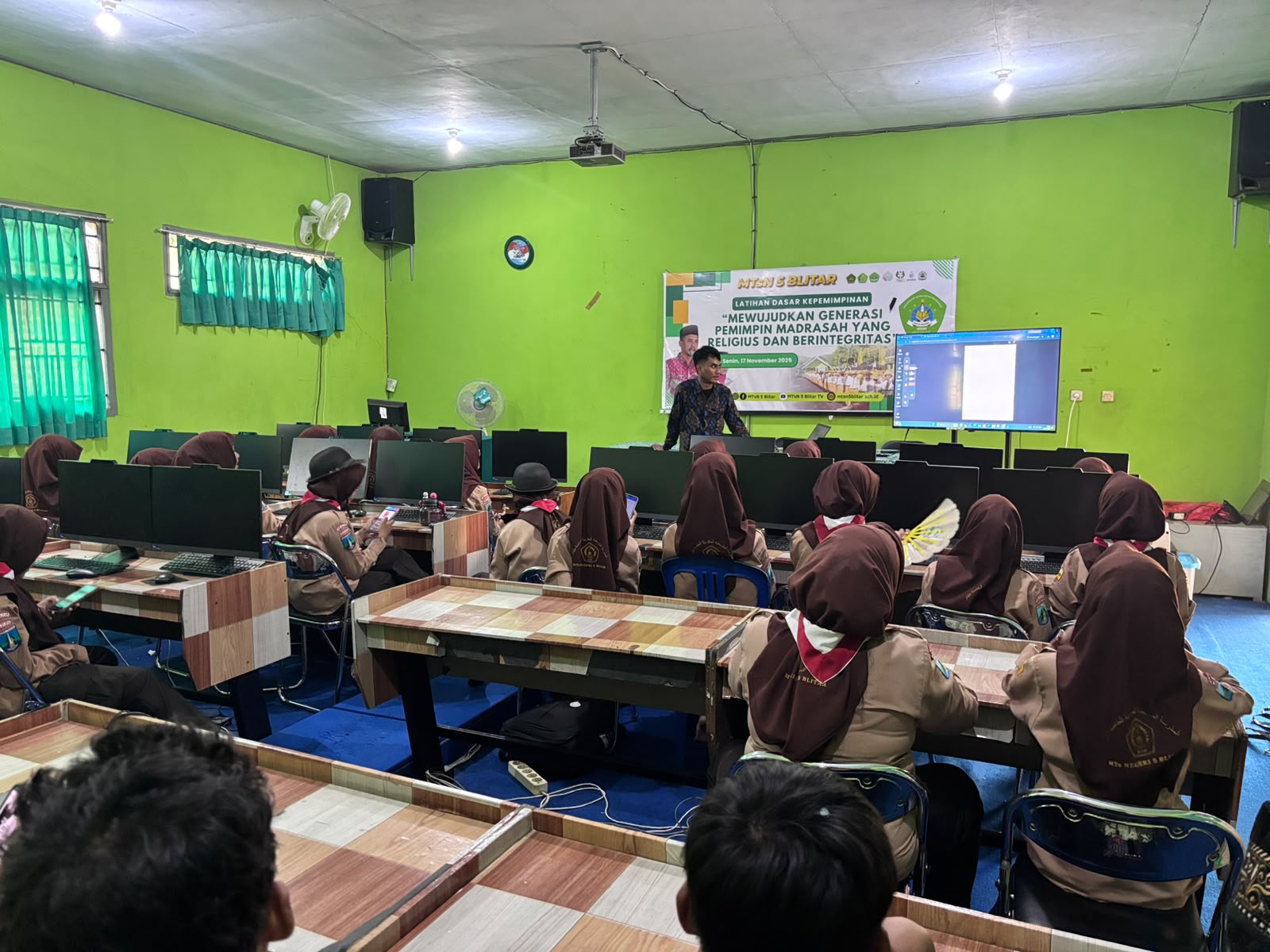 Pertemuan Pertama: Pengenalan Ekstrakurikuler Desain Grafis