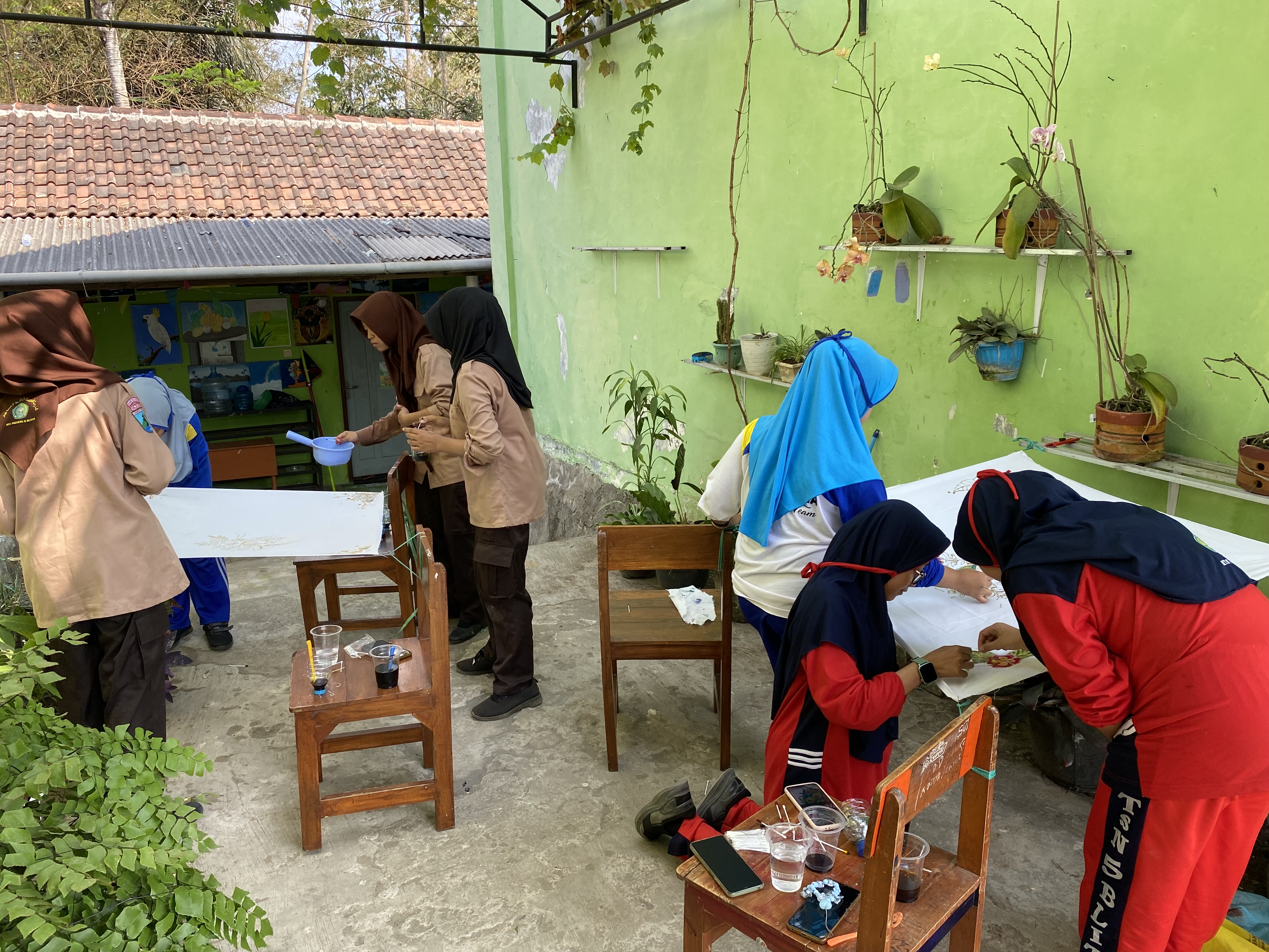 Mewarnai kain batik