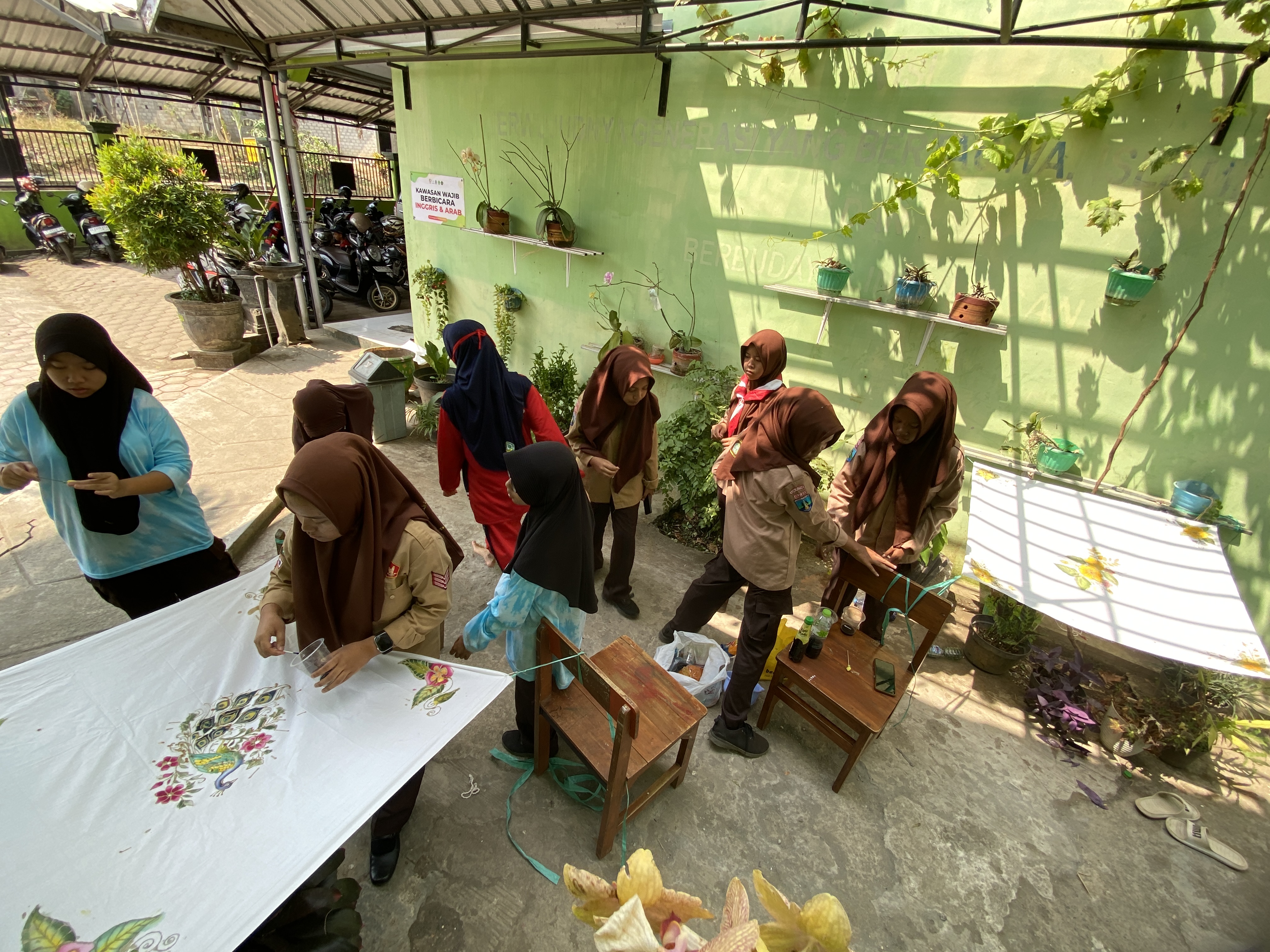 Mewarnai kain batik