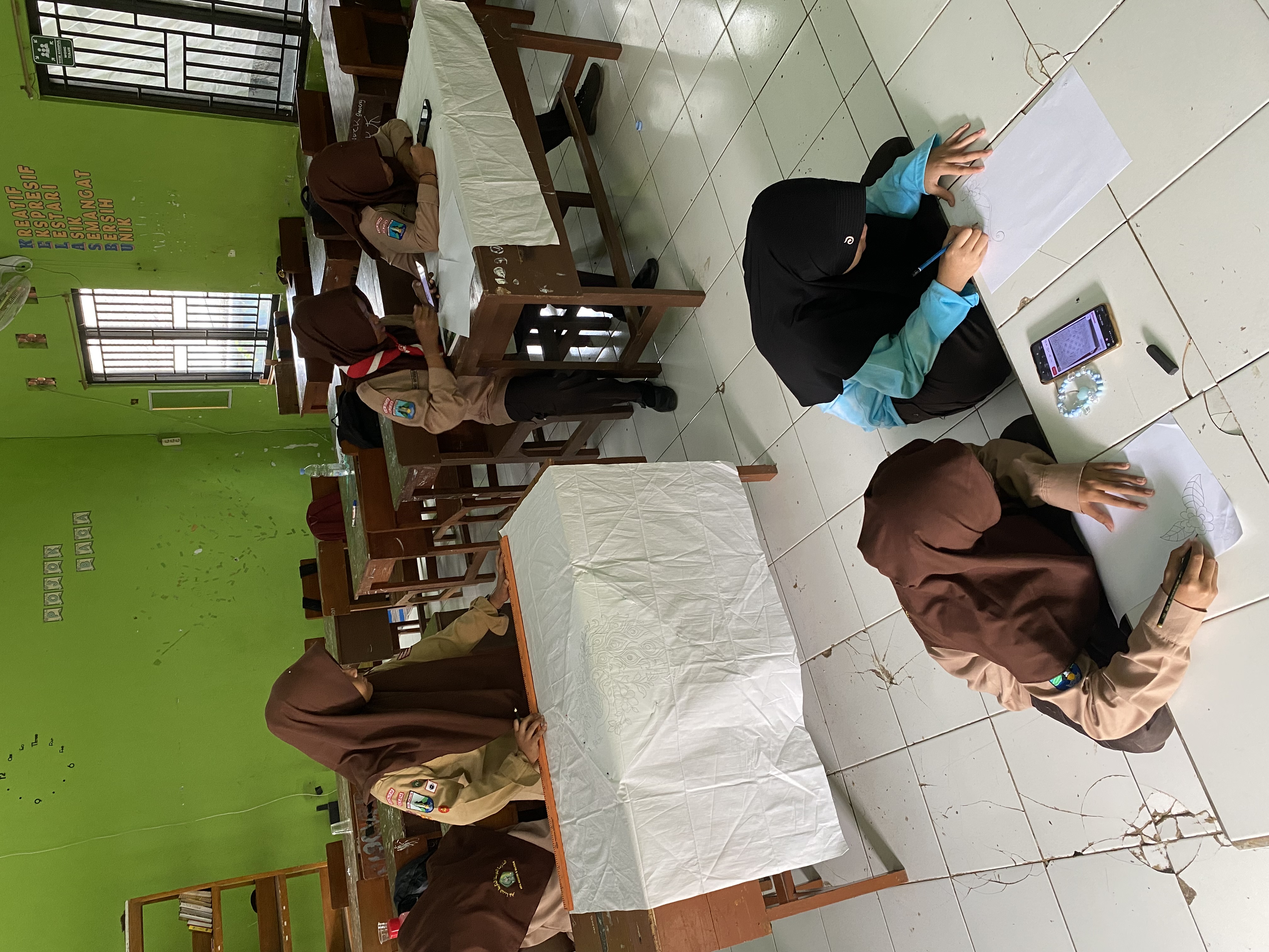 Membuat sketsa pada kain
